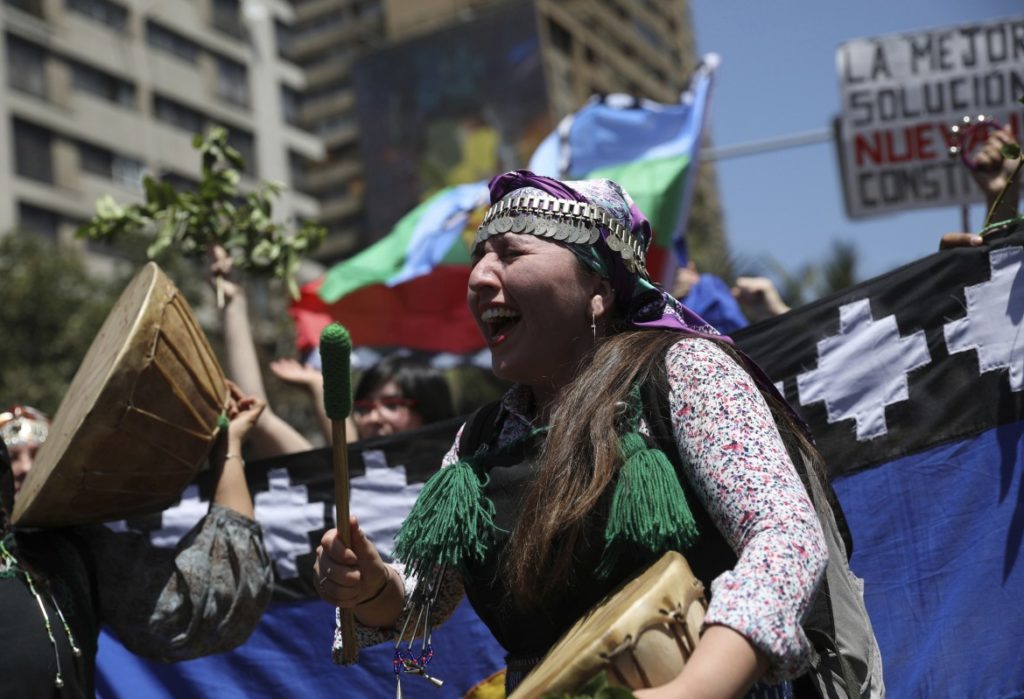 La partecipazione degli indios Mapuche alle proteste antigovernative proseguite ieri nelle strade di Santiago © Ap