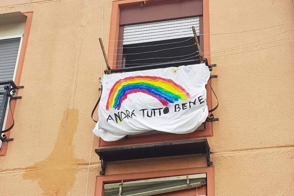 Andrà tutto bene, lo striscione che non sventola più 1 andra tutto bene4
