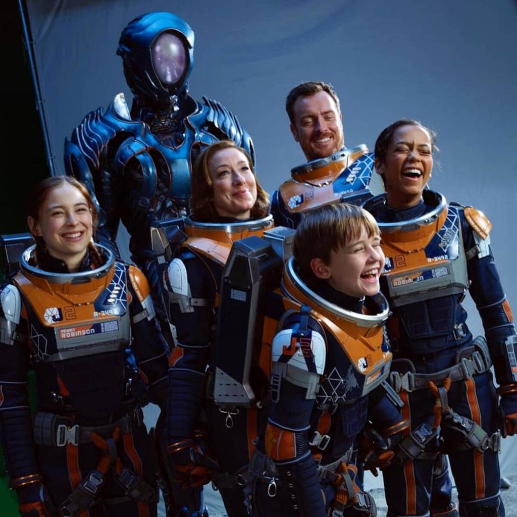 lost in space robinson family e robot 2