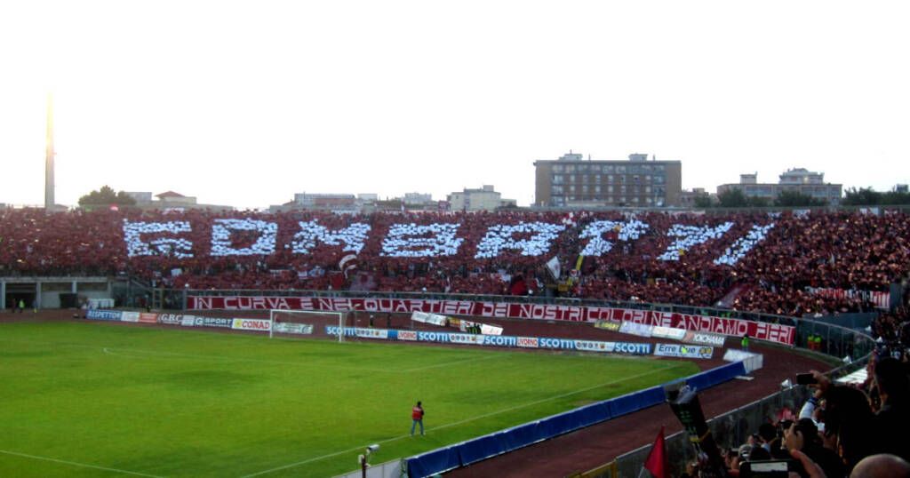 Foto della curva del Livorno con coreografia a creare la scritta COMBATTI