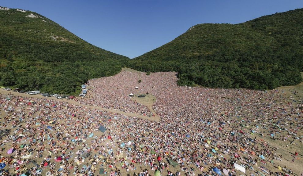 Folla sulla montagna delle Marche